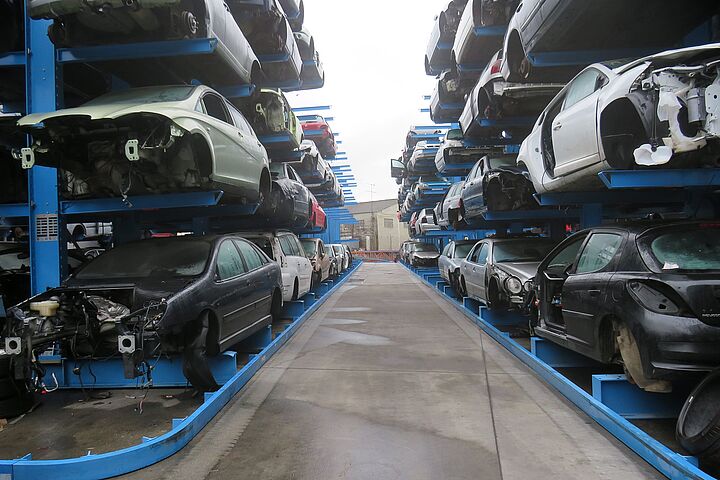 [Translate "International (Spain)"] Estanterías cantilever para coches 
