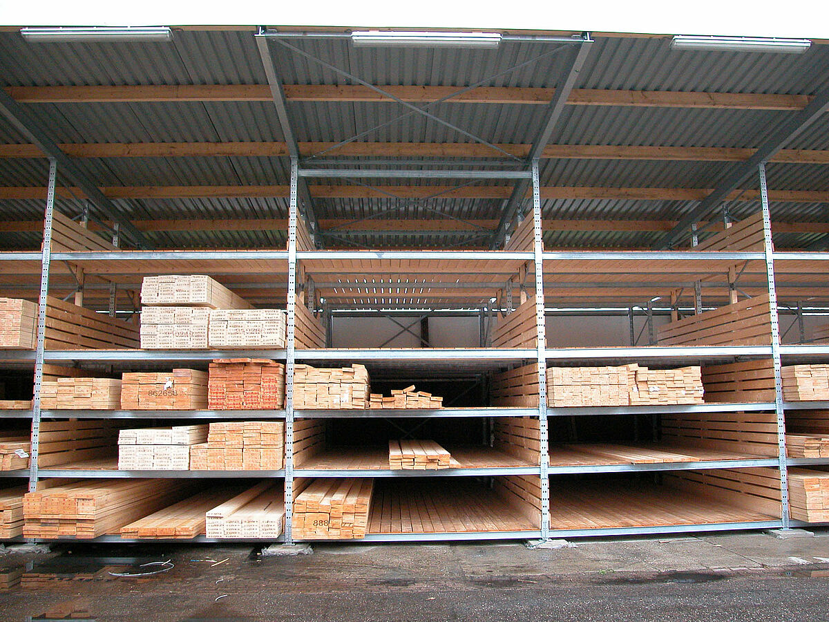 Palés de madera en almacén logístico. Tipos. Estanterias - EQUALITY