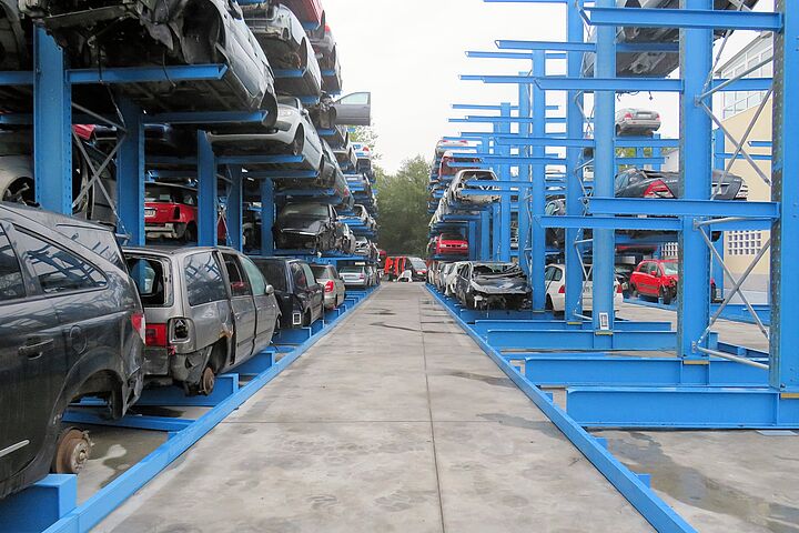 [Translate "International (Spain)"] Estanterías cantilever para coches 