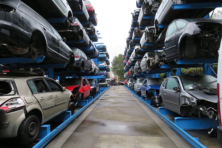 [Translate "International (Spain)"] Estanterías cantilever para coches 